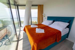 Posteľ alebo postele v izbe v ubytovaní WAVE private apartament - Sea View