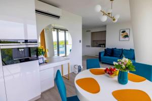 Kuchyňa alebo kuchynka v ubytovaní WAVE private apartament - Sea View