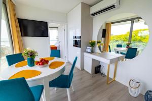 Televízia a/alebo spoločenská miestnosť v ubytovaní WAVE private apartament - Sea View