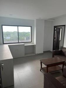 een woonkamer met een tafel en een bank bij Suite Room for Business Travels in Bilāspur