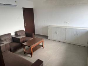 poczekalnia z kanapą i stołem w obiekcie Suite Room for Business Travels w mieście Bilaspur
