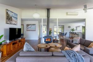 デンマークにあるEmerald Cove I Private Propertiesのソファと暖炉のあるリビングルーム