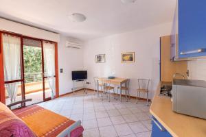 cocina y sala de estar con mesa y sillas en Villa La Cavaliera, en San Vincenzo
