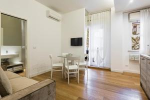 sala de estar con sofá y mesa en Ferrini Home - Suites, en Catania