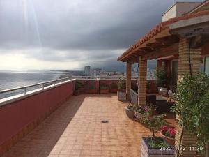 un balcón de una casa con vistas al océano en Espectacular terraza y vistas en 1a línea de playa, en Cullera