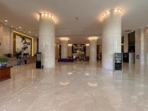 a large lobby with columns in a building at Sentosa Hotel Shenzhen Feicui Branch, Enjoy tropical swimming pools and high-class fitness club in Shenzhen