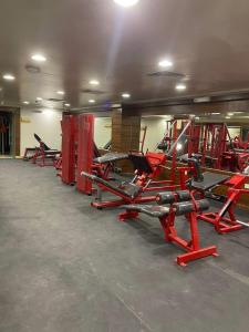 een rij rode stoelen in een sportschool bij البستان للأجنحة الفندقية in Al Hofuf