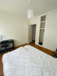 Un pat sau paturi într-o cameră la Appartement T4 Madoumier