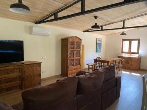 un salon avec un canapé et une salle à manger dans l'établissement Cal Masses , St. Salvador de Guardiola, à Guardiola
