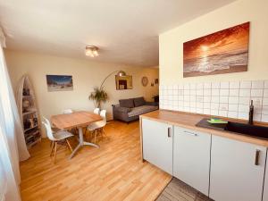 une cuisine et un salon avec une table et un canapé dans l'établissement Ferienwohnung Bornheim Hersel, à Bornheim 8 autres photos