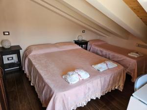 a room with two beds with pink sheets at Quiete del Sirino in Moliterno