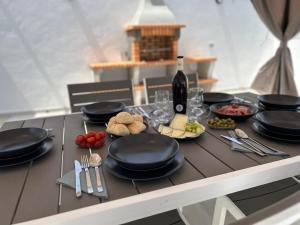 un tavolo ricoperto di piatti neri e ciotole di cibo di Casa Vedas - 3 bedroom villa with private pool a Puerto del Carmen