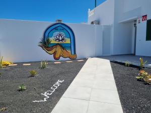 un murale sul lato di un edificio di Casa Vedas - 3 bedroom villa with private pool a Puerto del Carmen