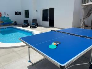 un tavolo da ping pong di fronte alla piscina di Casa Vedas - 3 bedroom villa with private pool a Puerto del Carmen
