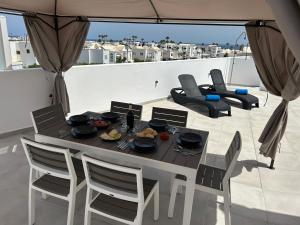 un tavolo da pranzo e sedie sul balcone di Casa Vedas - 3 bedroom villa with private pool a Puerto del Carmen