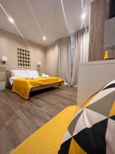 1 dormitorio con 1 cama con manta amarilla en Cozy Luxury Room Turati, en Roma