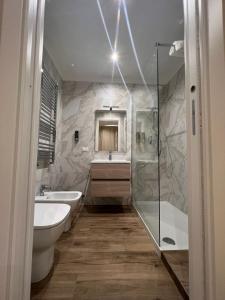 Vannas istaba naktsmītnē Cozy Luxury Room Turati