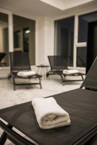 un asciugamano seduto sopra un tavolo con sedie di Klečka vila B&B rooms a Ogulin
