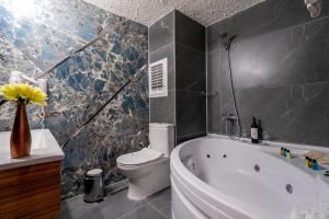 y baño con bañera blanca y aseo. en SIGNATURE GARDEN AVANOS Hotel & SPA en Avanos
