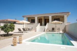 una piscina di fronte a una casa di Anastasia Luxury House a Afantou