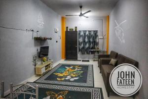 uma sala de estar com um sofá e um tapete em lumut manjung homestay john faten em Lumut