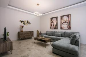 un soggiorno con divano e tavolo di Anastasia Luxury House a Afantou