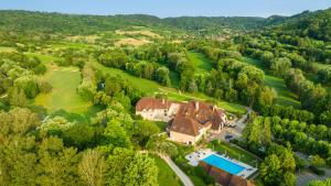 uma vista aérea de uma casa e de um campo de golfe em Golf Domaine Du Val De Sorne em Vernantois