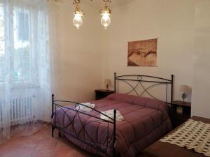 A bed or beds in a room at Casa di Pietro Aretino, Arezzo Centro Storico 4-8 letti