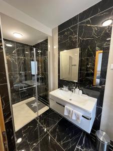 een badkamer met een wastafel en een douche bij Stanjkov smještaj in Donji Kraljevec