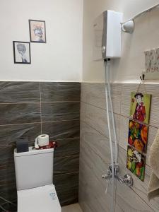 bagno con servizi igienici bianchi in camera di Lane Palmiye a Samandağı