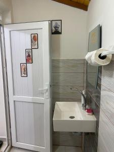 Lane Palmiye في Samandağı: حمام مع حوض ودش