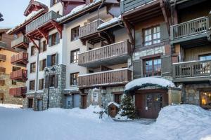 a large building with snow in front of it at ARC 1950 - APPARTEMENT MODERNE - SAUNA HAMMAM JACUZZI - 4 Personnes in Arc 1950