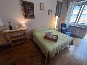 Un dormitorio con una cama con una maleta. en camera Santa Rita, en Turín