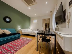 ein Wohnzimmer mit einem Sofa und einem Tisch in der Unterkunft Realkasa Belfiore Apartment in Bologna