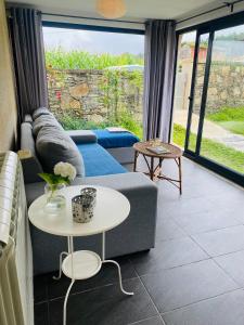 sala de estar con sofá y mesa en Serra de Arga Mountain House, en Montaria