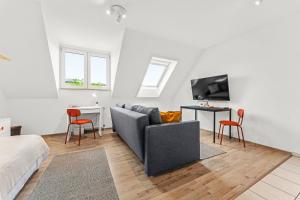 a living room with a couch and a table and chairs at Helle moderne Wohnung, ,nahe Uni, zentral in Cottbus