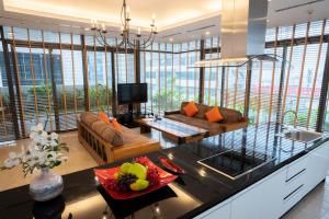 cocina y sala de estar con sofá y mesa en My Way Hotel & Residence Ha Noi en Hanói