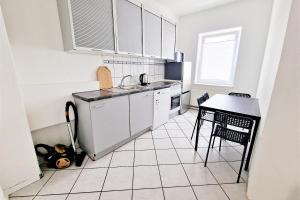 uma cozinha com um lavatório e uma mesa em Apartment with Roof-Top in Düren em Düren - Eifel