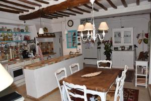 uma cozinha e sala de jantar com mesa e cadeiras em A casa di Bruno em Perugia