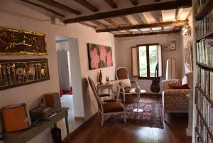 uma sala de estar com um sofá e uma mesa em A casa di Bruno em Perugia