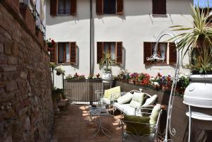 een patio met banken en bloemen in een gebouw bij A casa di Bruno in Perugia