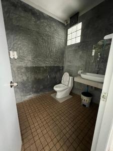 a bathroom with a toilet and a sink at Koh Tao Little House in Koh Tao