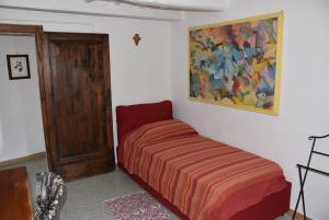 um quarto com uma cama e um quadro na parede em A casa di Bruno em Perugia