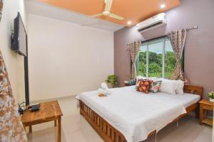 Un dormitorio con una cama grande y una ventana en SK Holiday Homes, en Alibaug