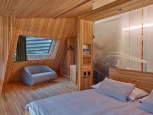 雷金根Hotel Glocke的一间卧室，里面有一张床、一把椅子和一扇窗户