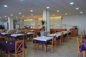 a dining room with tables and chairs and purple tables at Favoloso trilocale a Las Americas in Arona