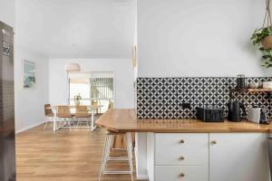 Kuchyň nebo kuchyňský kout v ubytování Stylish family friendly oasis - Lette @ Corlette