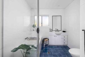 ein Bad mit einer Dusche, einem Waschbecken und einem WC in der Unterkunft Stylish family friendly oasis - Lette @ Corlette in Corlette