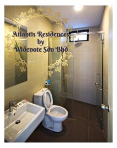e bagno con servizi igienici, lavandino e doccia. di Atlantis Residence - Widenote Sdn Bhd a Malacca