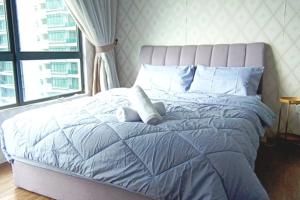 A bed or beds in a room at Bukit Jalil City of Green Condominium 温馨小型舒服住所适合一家4口